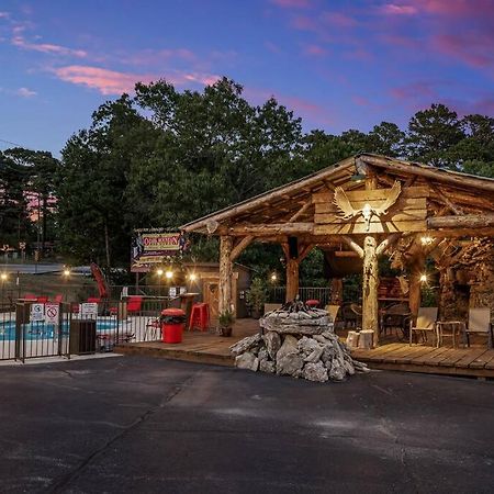 Stonegate Lodge 2 Queen Beds Wifi 50In Roku Tv Salt Water Pool Room #105 Eureka Springs Exterior photo