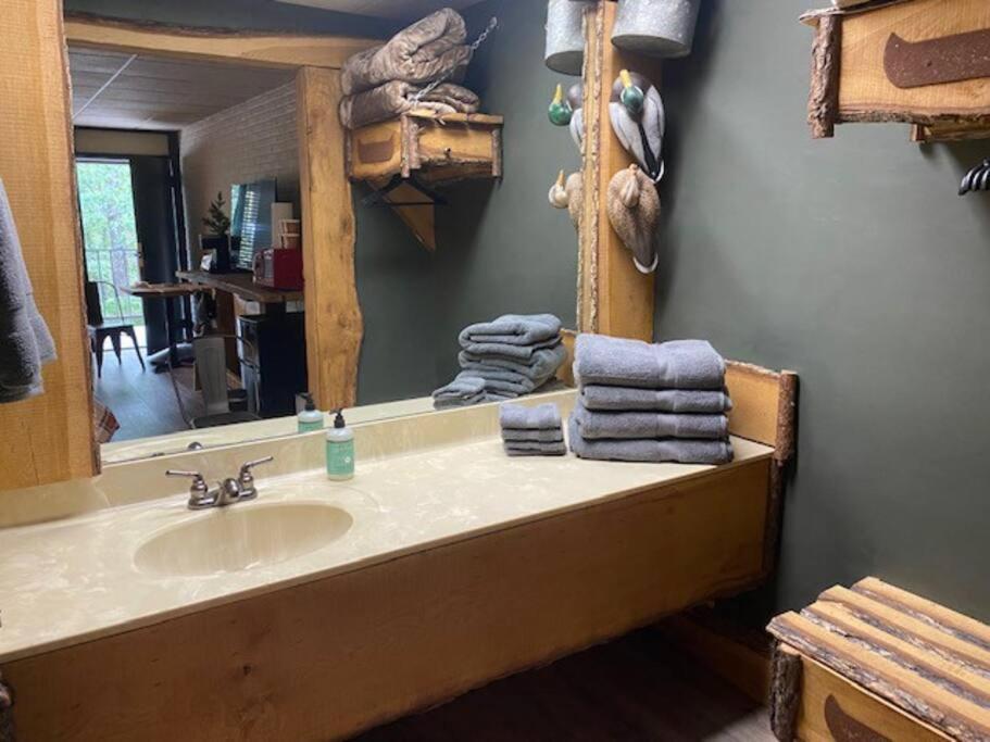 Stonegate Lodge 2 Queen Beds Wifi 50In Roku Tv Salt Water Pool Room #105 Eureka Springs Exterior photo