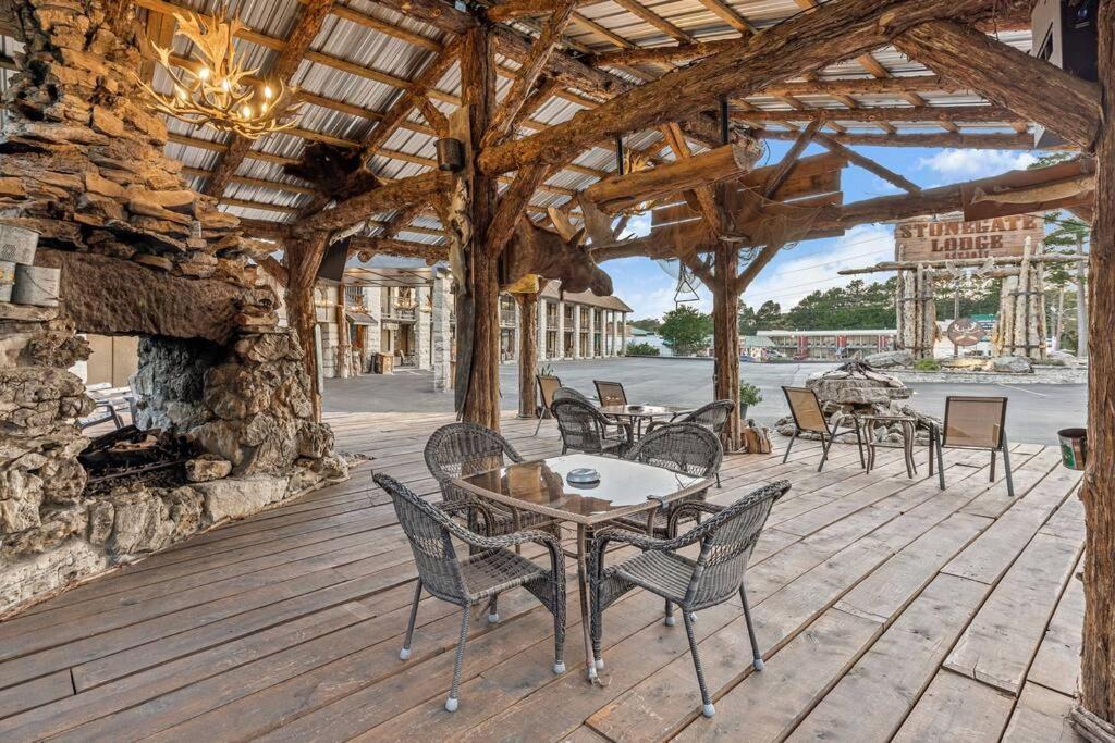 Stonegate Lodge 2 Queen Beds Wifi 50In Roku Tv Salt Water Pool Room #105 Eureka Springs Exterior photo