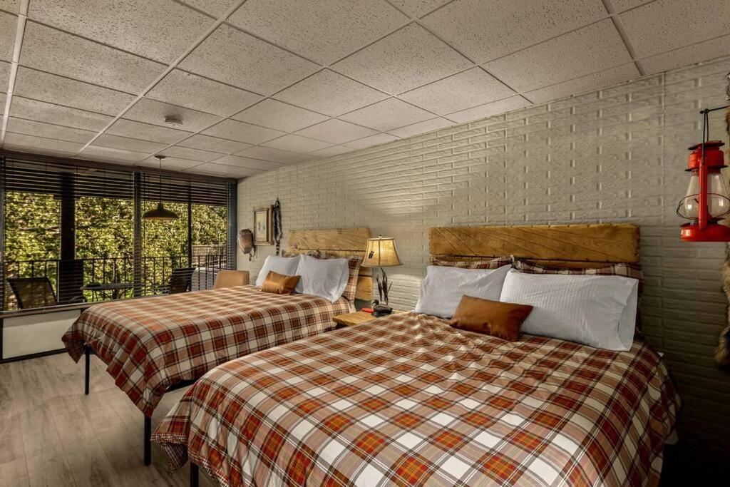 Stonegate Lodge 2 Queen Beds Wifi 50In Roku Tv Salt Water Pool Room #105 Eureka Springs Exterior photo